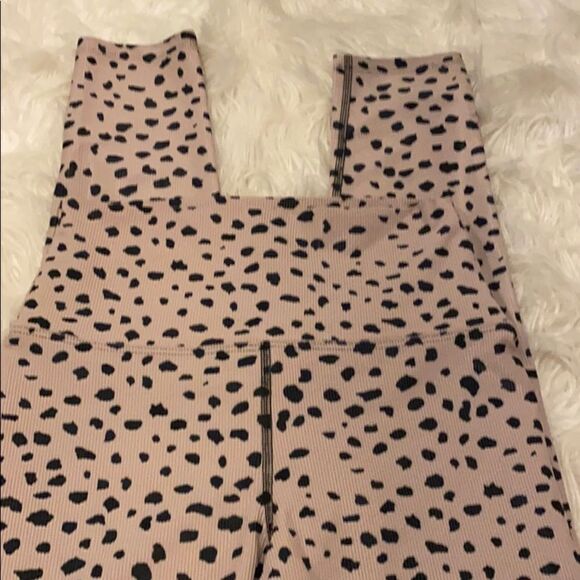 Beach Riot Sport High Waisted Leggings in Tan with Black Animal Spots, Size L - Picture 5 of 7